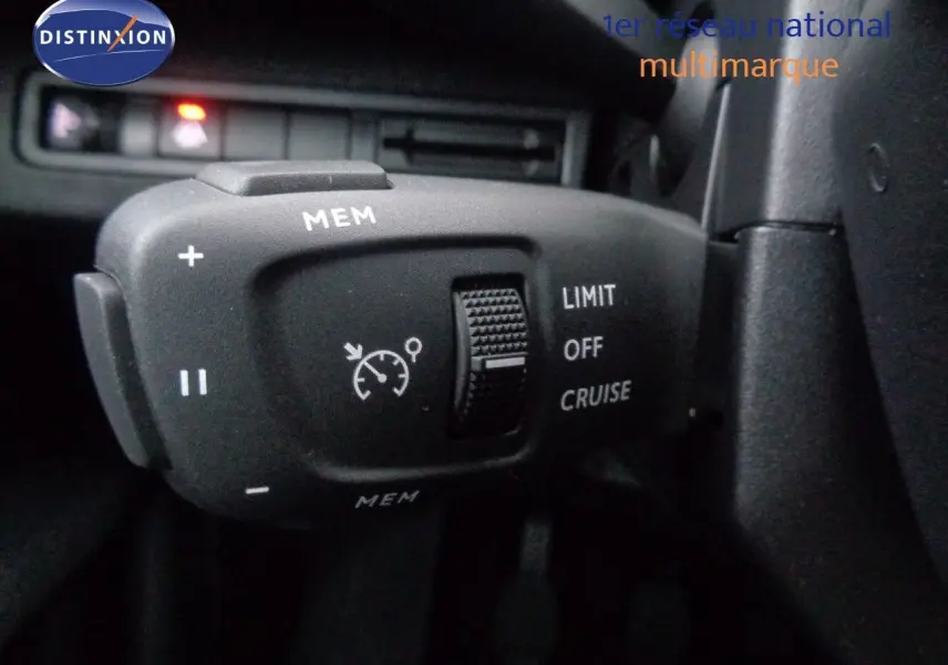 Gros plan sur la commande de régulateur de vitesse du Peugeot 3008 noir perle métal, avec les options LIMIT, OFF et CRUISE visibles.