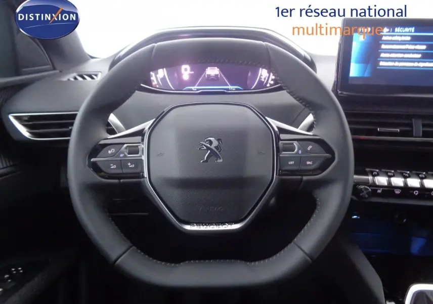 Vue rapprochée du volant cuir noir et du tableau de bord numérique du Peugeot 3008 2023 noir perle métal.