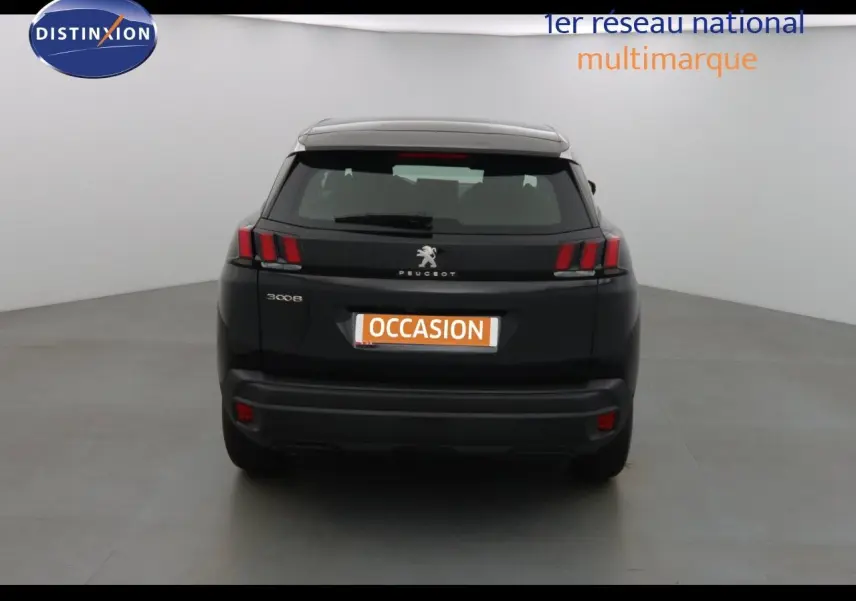 Vue arrière du Peugeot 3008 noir perle métal 2023 avec feux LED caractéristiques et plaque Zero KM visible