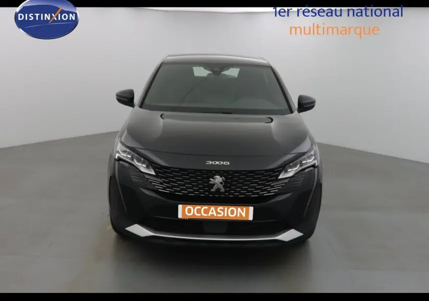 Vue de face d'un Peugeot 3008 noir perle métal 2023 avec calandre distinctive et phares LED allumés.