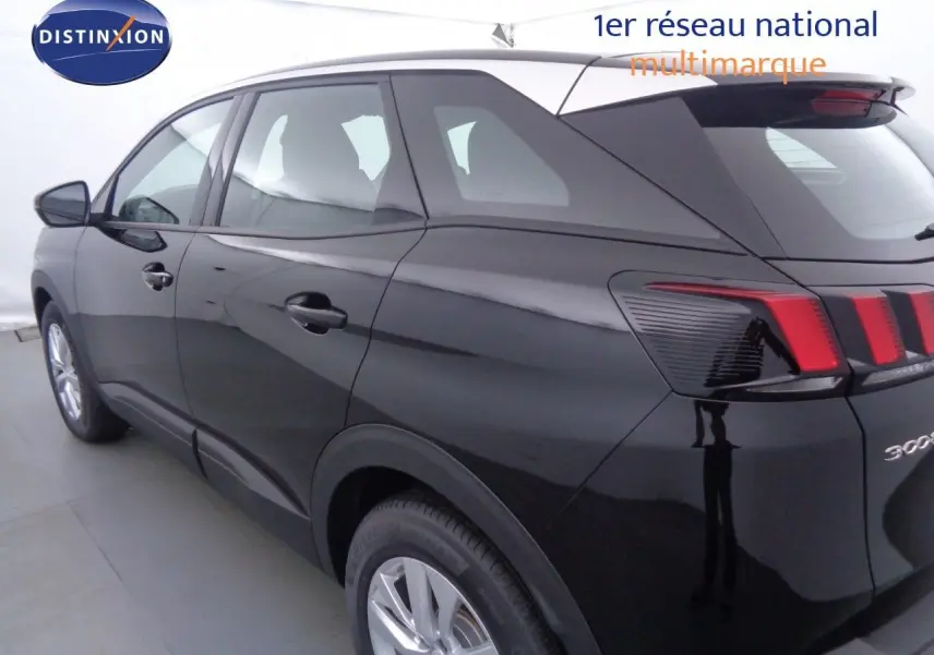 Vue 3/4 arrière côté gauche d'un Peugeot 3008 noir perle métal avec feux arrière à griffes rouges distinctives.