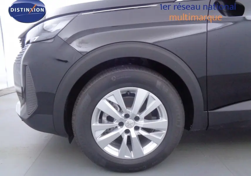 Peugeot 3008 noir perle métal en vue 3/4 avant droit, mettant en valeur ses phares LED et jantes alliage.