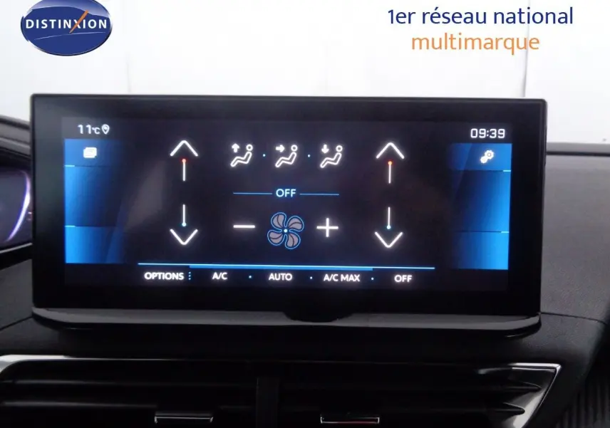 Écran tactile central du Peugeot 3008 2023 affichant les réglages de climatisation avec interface moderne et lisible.