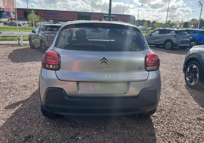 Vue arrière d'une Citroën C3 gris nacré 2022 avec feux arrière LED et lunette arrière surteintée.
