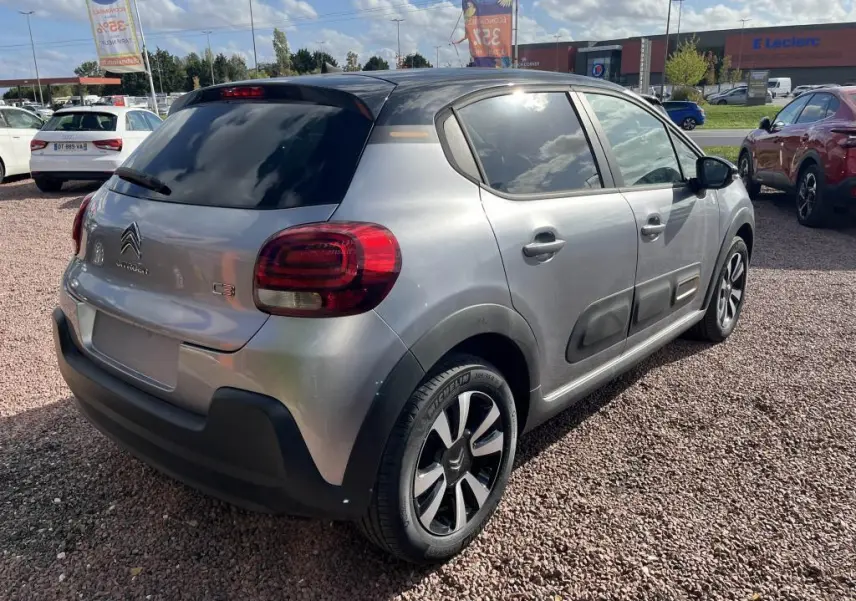 Citroën C3 gris vue 3/4 arrière droit, avec toit noir Perla Nera et protections latérales Airbump.