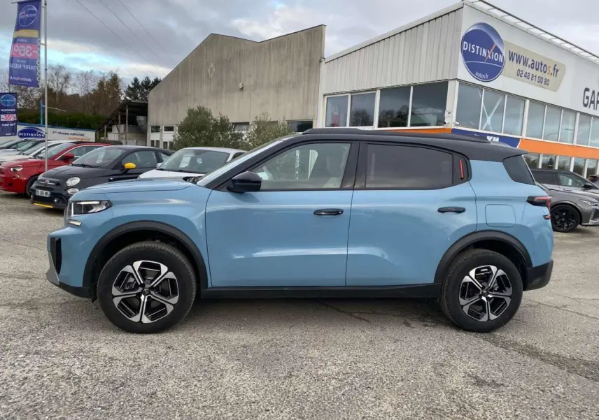 Profil côté gauche d'un Citroën C3 Aircross 2025 bleu Monte Carlo avec toit noir et jantes alliage 17 pouces.