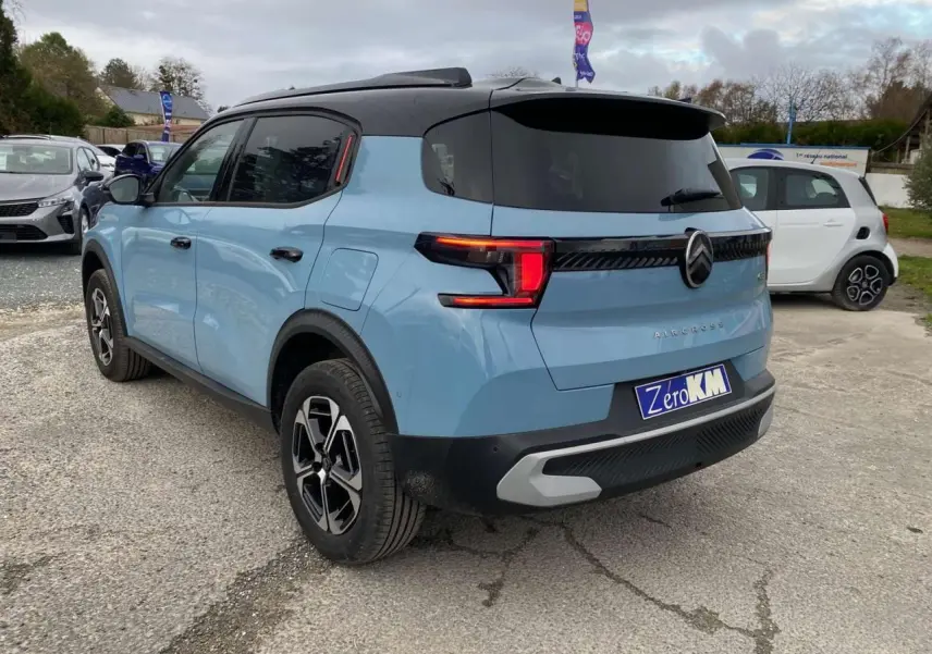 Vue 3/4 arrière droite d'un Citroën C3 Aircross bleu Monte Carlo avec toit noir et feux arrière LED 3D