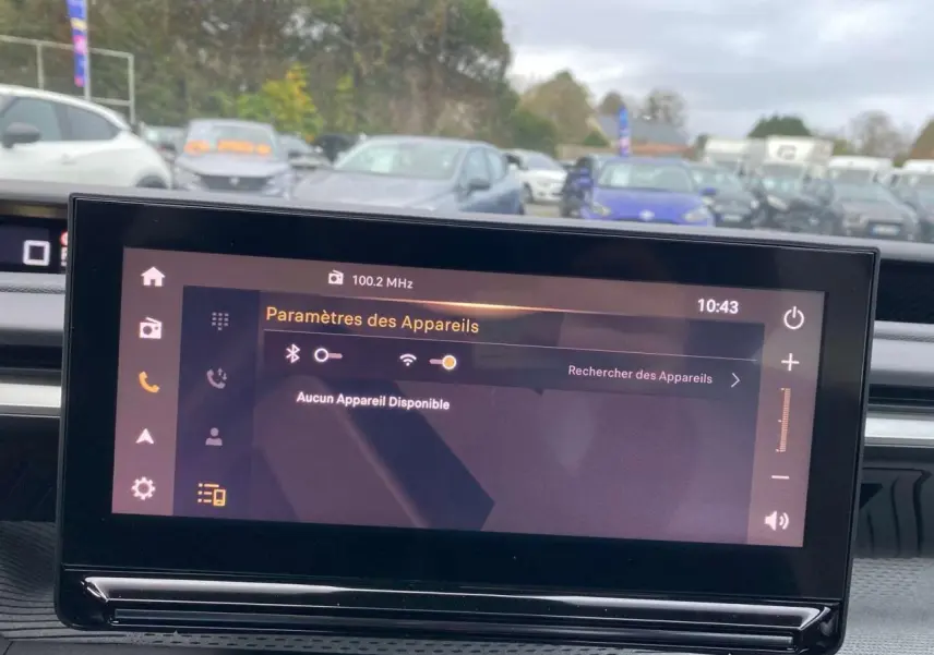 Vue intérieure centrée sur l'écran tactile du système multimédia d'une Citroën C3 Aircross hybride 2025.