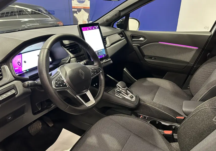 Intérieur de la Renault Symbioz E-Tech Full Hybrid 2025 vu côté conducteur, avec tableau de bord numérique et écran tactile central.