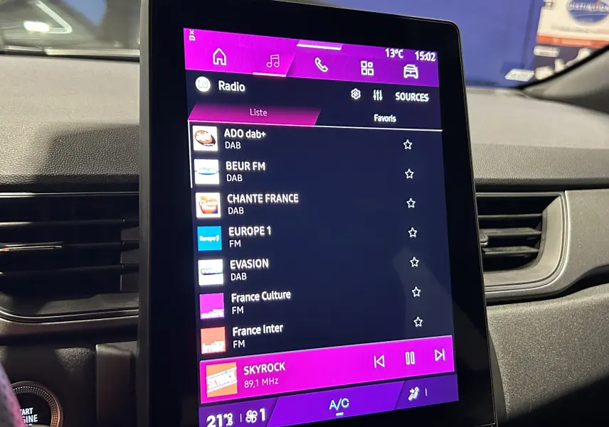 Écran tactile central affichant les stations radio dans l’habitacle du Renault Symbioz blanc nacré, version 2025.