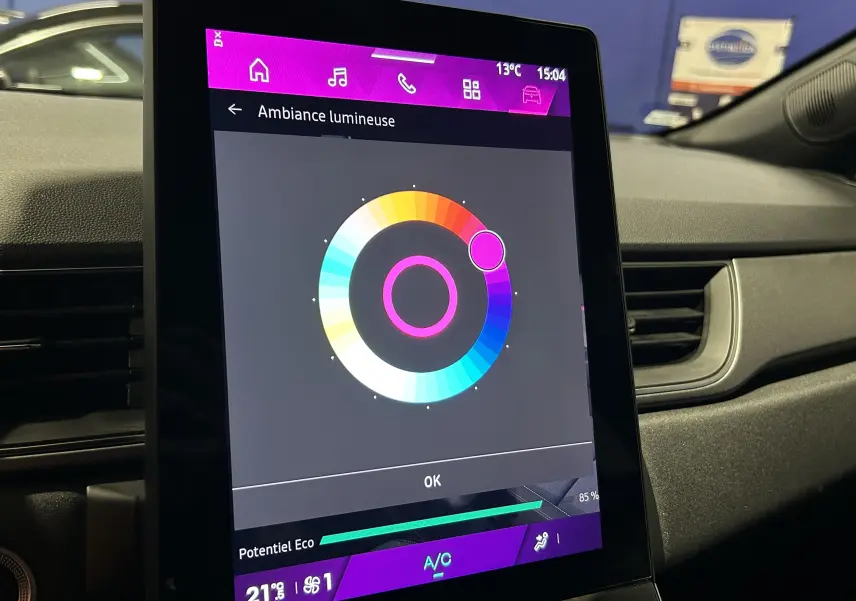 Écran tactile intérieur du Renault Symbioz 2025 montrant la sélection de l'ambiance lumineuse avec réglage couleur.
