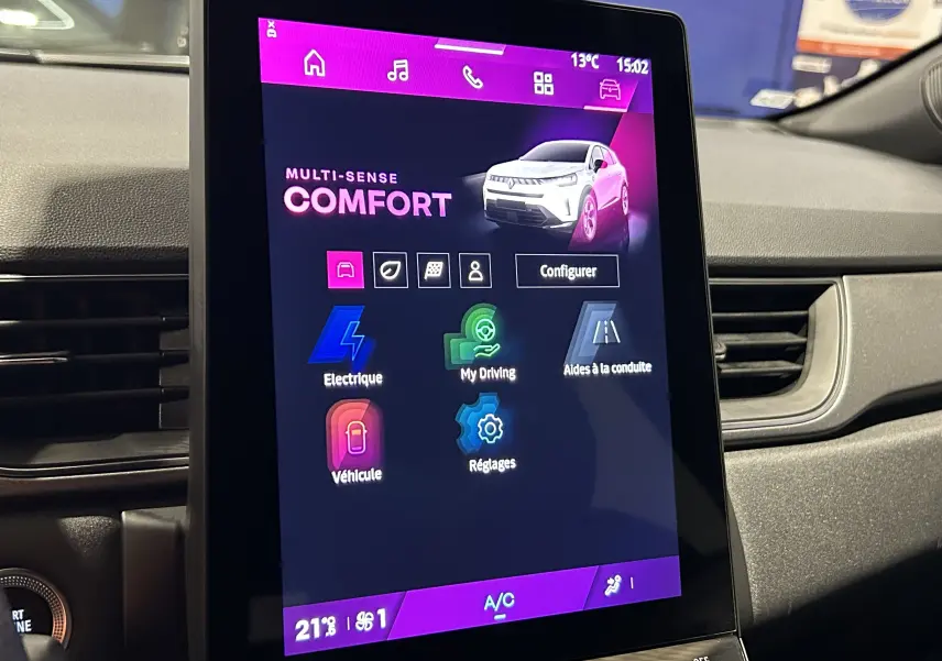 Écran tactile central du tableau de bord du Renault Symbioz blanc nacré, affichant le mode Multi-Sense Comfort.