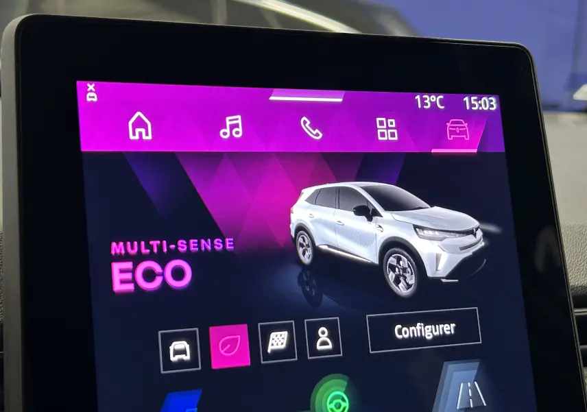 Écran tactile affichant le mode de conduite ECO avec une illustration blanche nacrée du Renault Symbioz vue de profil droit.