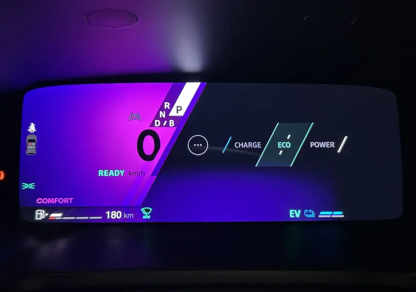 Tableau de bord numérique du Renault Symbioz hybride, affichant mode ECO, vitesse 0 km/h et autonomie 180 km.