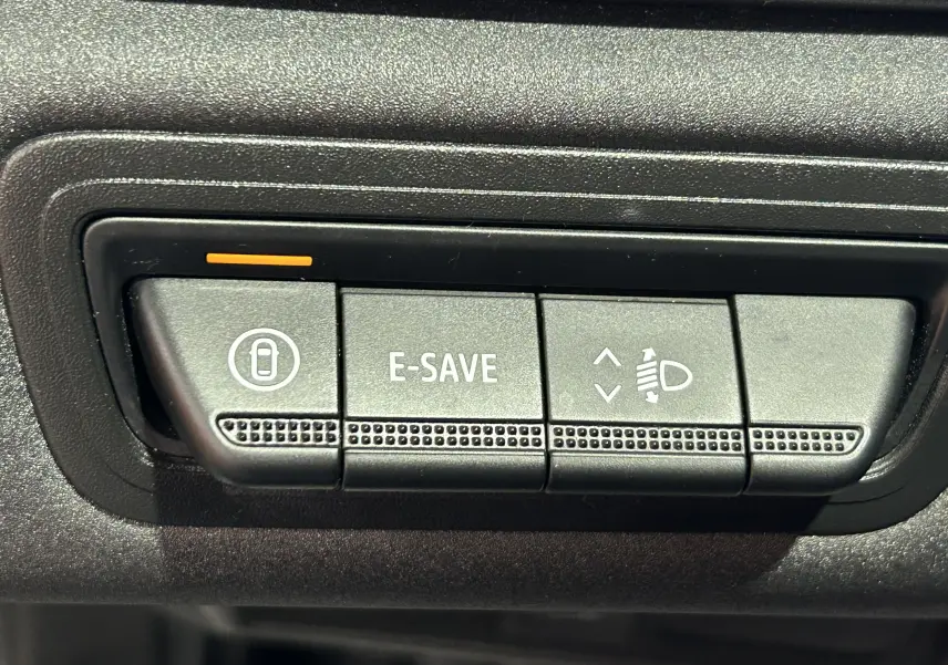 Boutons de commande du tableau de bord du Renault Symbioz blanc nacré, avec fonction E-SAVE et réglage des phares.