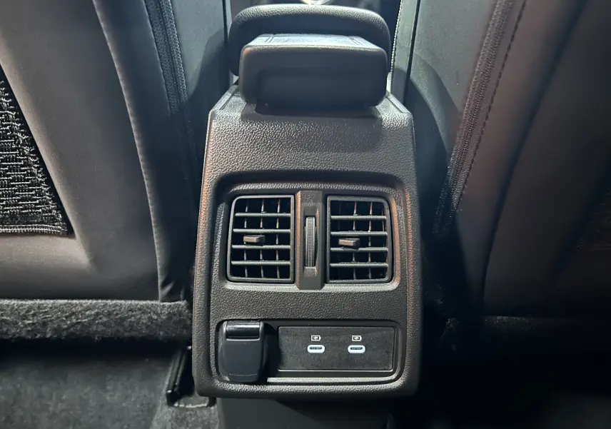 Vue rapprochée des aérateurs arrière et ports USB du Renault Symbioz blanc nacré, version hybride 2025.