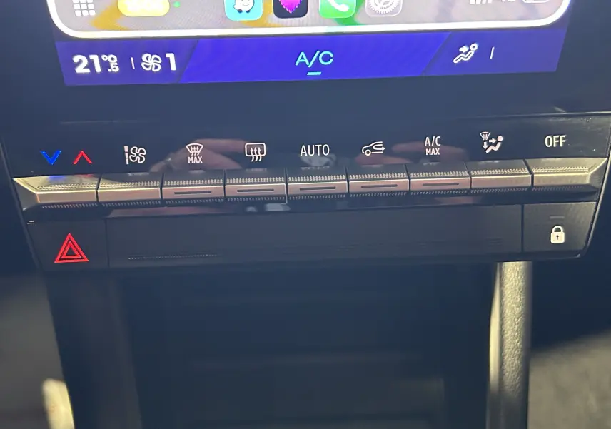 Panneau de commande de climatisation tactile et boutons physiques dans l'habitacle d'une Renault Symbioz 2025 blanc nacré.