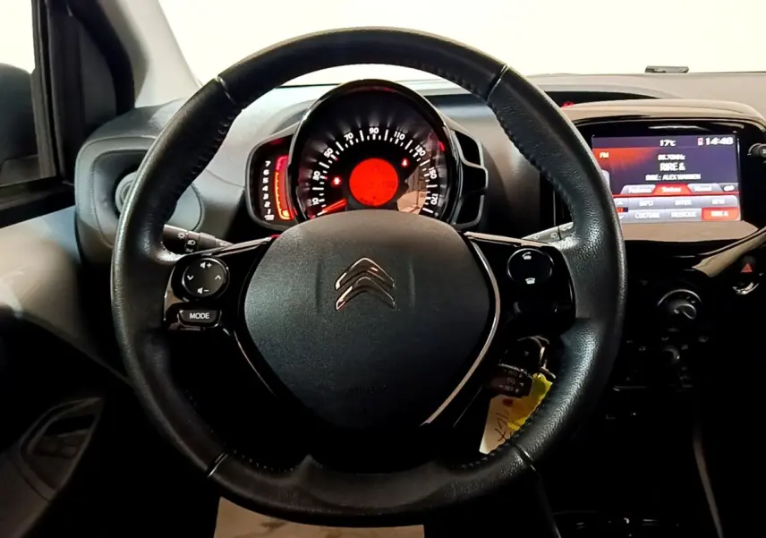 Vue centrée sur le volant cuir noir et le tableau de bord avec écran tactile de la Citroën C1 2019.