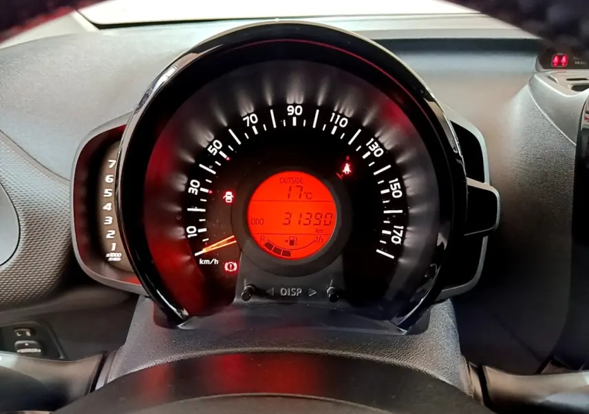 Tableau de bord de Citroën C1 2019 avec affichage numérique rouge et compteur de vitesse circulaire.