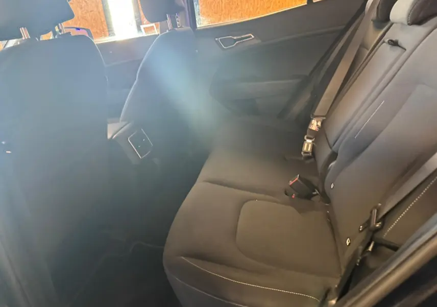 Vue intérieure côté droit des sièges arrière en tissu noir du Kia Sportage 2022, version hybride diesel.