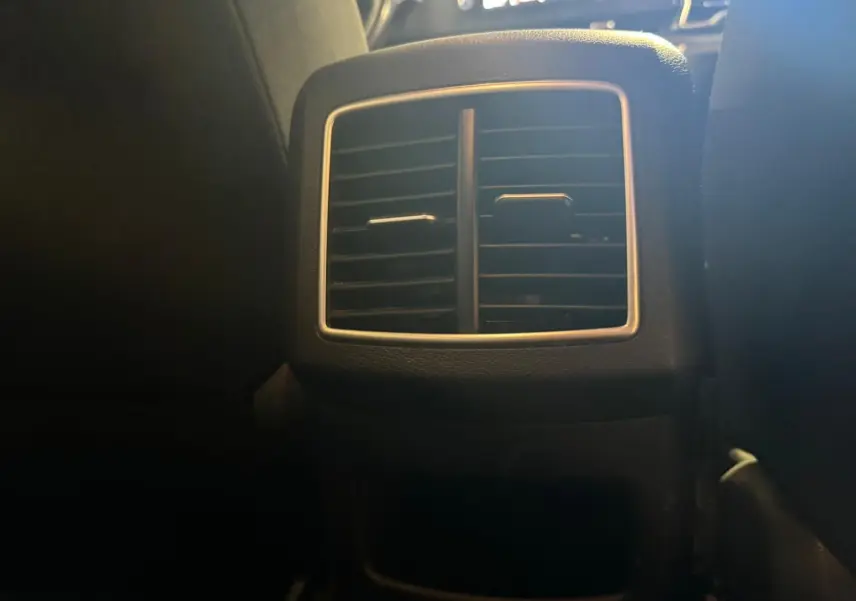 Détail des aérateurs arrière noirs du Kia Sportage 1.6 CRDI 136 BVM6 Motion 2022, intérieur tissu noir.