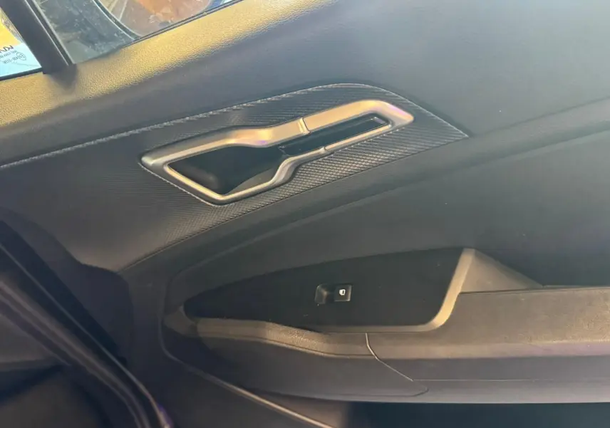 Détail de la poignée intérieure côté gauche noire du KIA SPORTAGE 2022 avec finition tissu et design moderne.