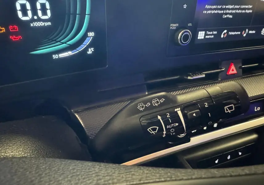 Détail du commodo d’essuie-glace côté droit du tableau de bord noir du Kia Sportage 2022 hybride diesel.