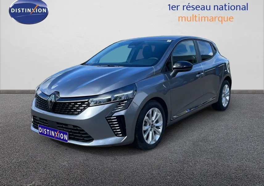 Renault Clio 2025 gris schiste métal vue 3/4 avant droit, avec calandre noire et feux LED distinctifs.