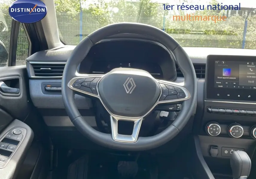Vue intérieure centrée sur le volant noir de la Renault Clio 2025 avec tableau de bord digital et écran tactile.