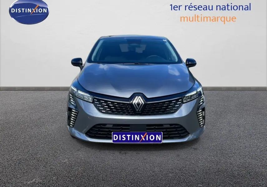 Renault Clio gris schiste métal vue de face, avec calandre et feux LED distinctifs allumés.