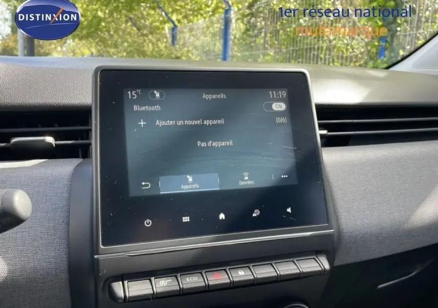 Vue intérieure centrée sur l'écran tactile du tableau de bord de la Renault Clio 2025, finition gris schiste métal.