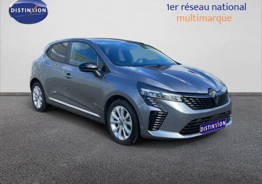Renault Clio 2025 gris schiste métal en 3/4 avant droit, avec calandre moderne et feux LED distinctifs.