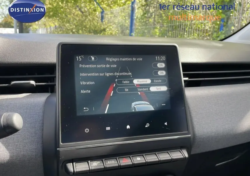 Vue intérieure centrée sur l'écran tactile du tableau de bord de la Renault Clio 2025, affichant les réglages d’aide à la conduite.