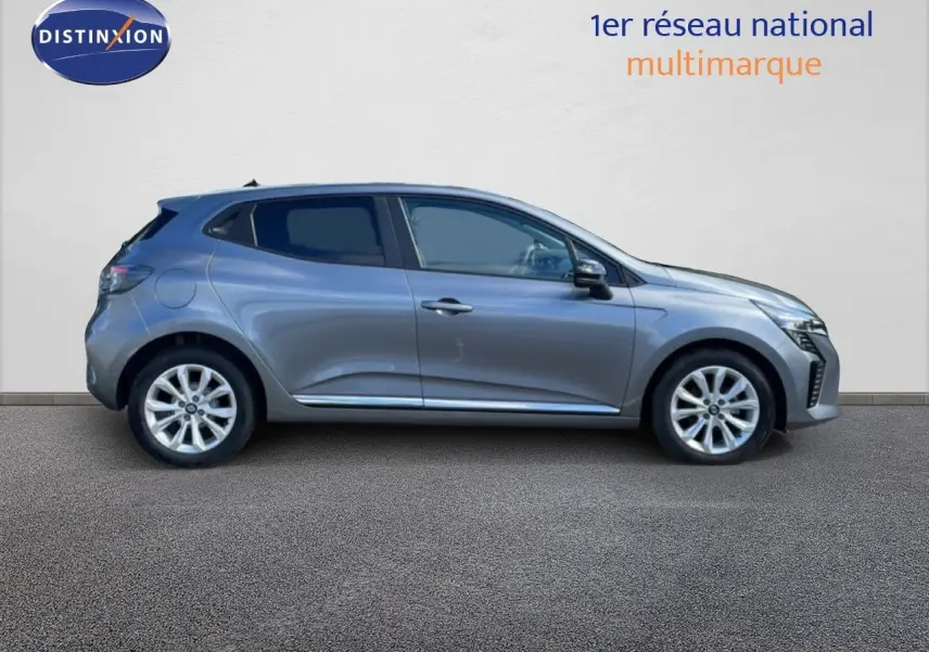 Profil droit d'une Renault Clio 2025 gris schiste métal avec jantes alliage et vitres teintées.
