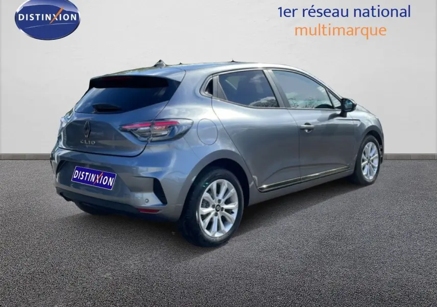 Renault Clio gris schiste métal vue 3/4 arrière droit, jantes alliage et vitres teintées visibles.