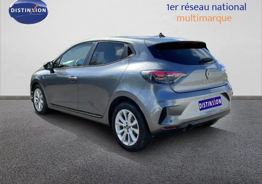 Renault Clio gris schiste métal vue 3/4 arrière droit, feux LED et jantes alliage 16 pouces visibles.