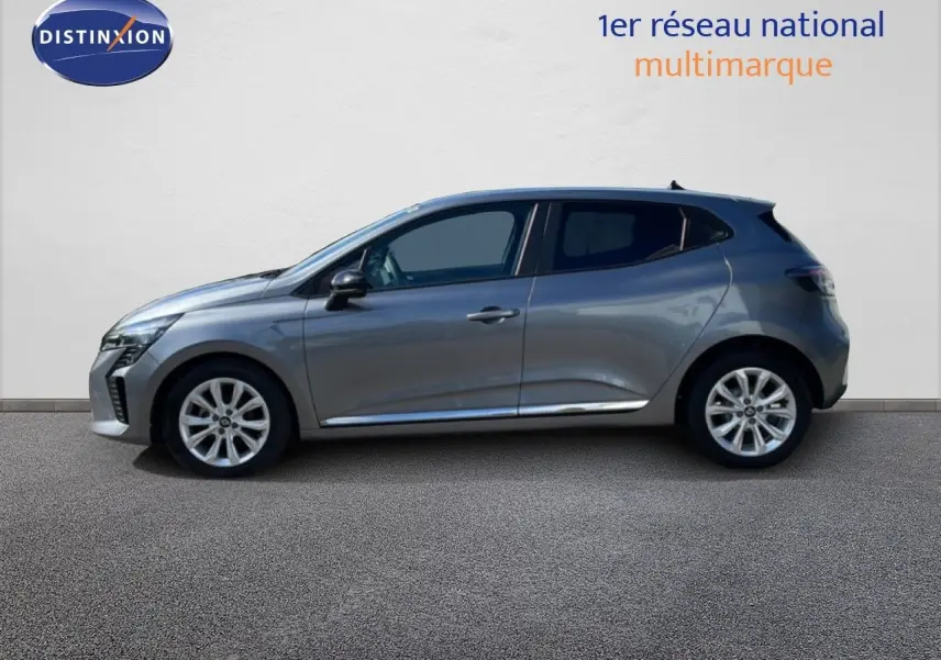 Profil droit d'une Renault Clio 2025 gris schiste métal avec jantes alliage et lignes épurées.