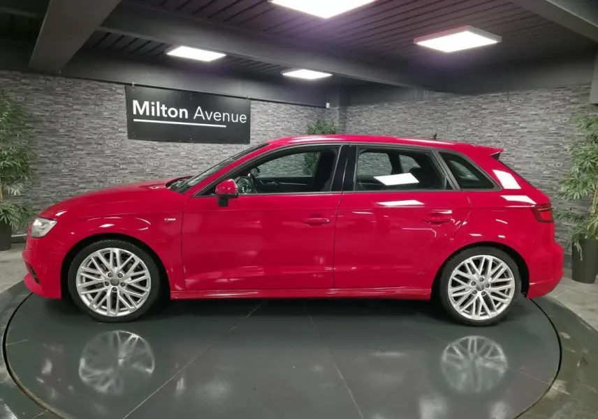 Audi A3 Sportback rouge vue de profil côté gauche avec jantes Audi Sport 10 branches en aluminium coulé.