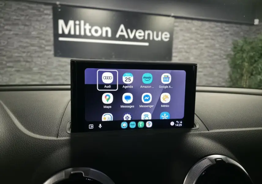 Écran tactile central de l’Audi A3 Sportback rouge, vue intérieure du tableau de bord avec interface connectée.