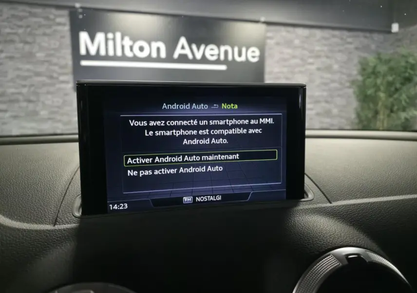 Écran central du système multimédia Audi MMI affichant l'activation d'Android Auto, intérieur noir.
