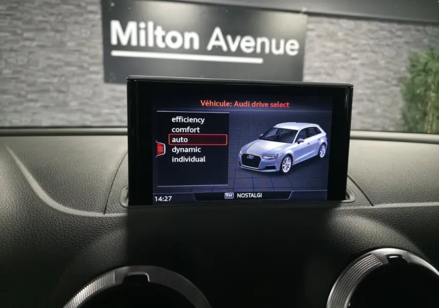 Écran central intérieur montrant le menu Audi drive select avec une Audi A3 Sportback grise en illustration.