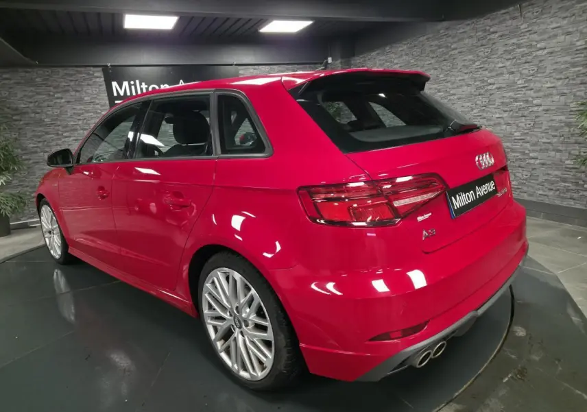 Audi A3 Sportback rouge vue 3/4 arrière droit avec jantes Audi Sport 10 branches et becquet S line.