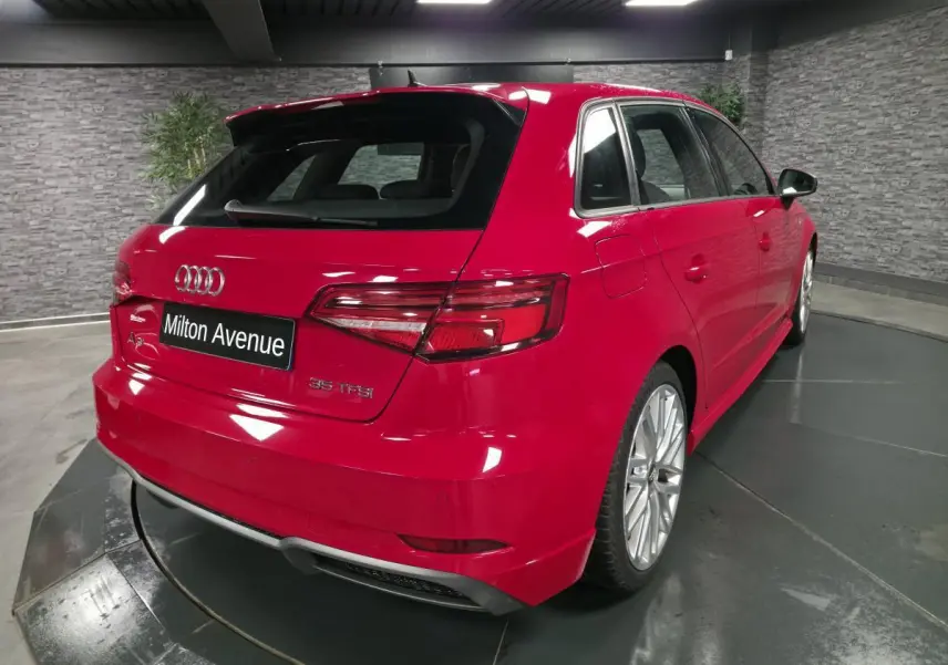Audi A3 Sportback rouge vue 3/4 arrière droit avec jantes Audi Sport 10 branches et becquet S line.