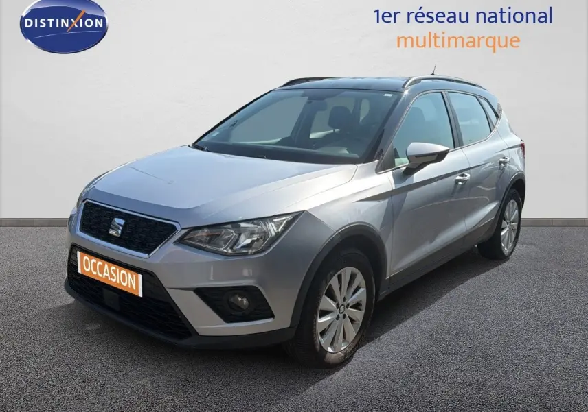SEAT Arona gris urbain avec toit noir, vue 3/4 avant droit, mettant en valeur ses lignes modernes et ses jantes alliage.