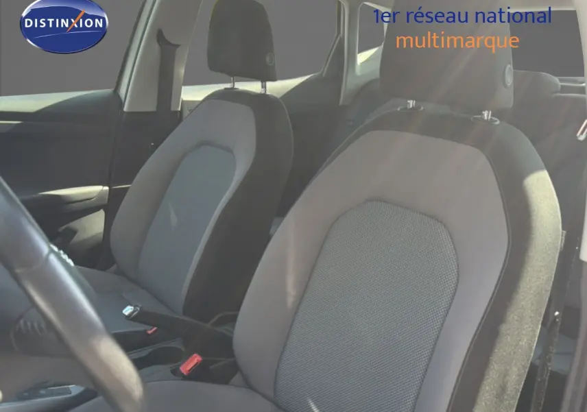 Vue intérieure rapprochée des sièges avant en tissu gris du SEAT Arona 2018, avec volant partiellement visible.