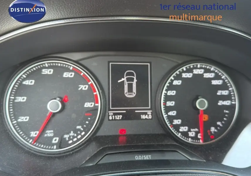 Tableau de bord du SEAT Arona 2018 montrant le compteur de vitesse et de régime avec affichage digital central.
