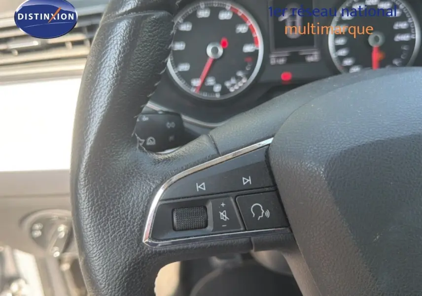 Gros plan sur le volant et le tableau de bord du SEAT Arona 2018, avec commandes audio intégrées visibles.