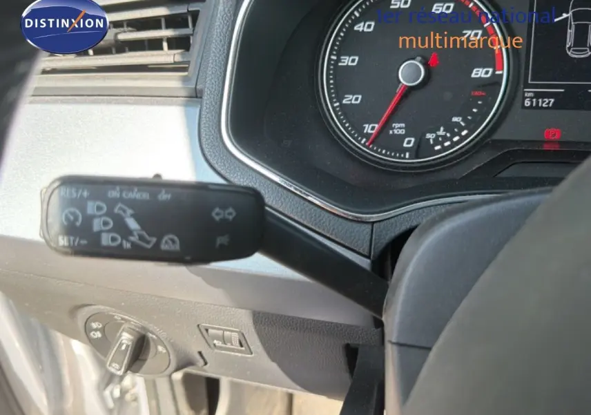 Détail du combiné d'instruments et du commodo de clignotants dans l'habitacle du SEAT Arona gris urbain.