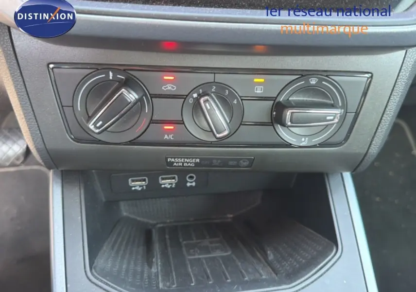Vue rapprochée du tableau de bord de la SEAT Arona 2018, montrant les commandes de climatisation et ports USB.