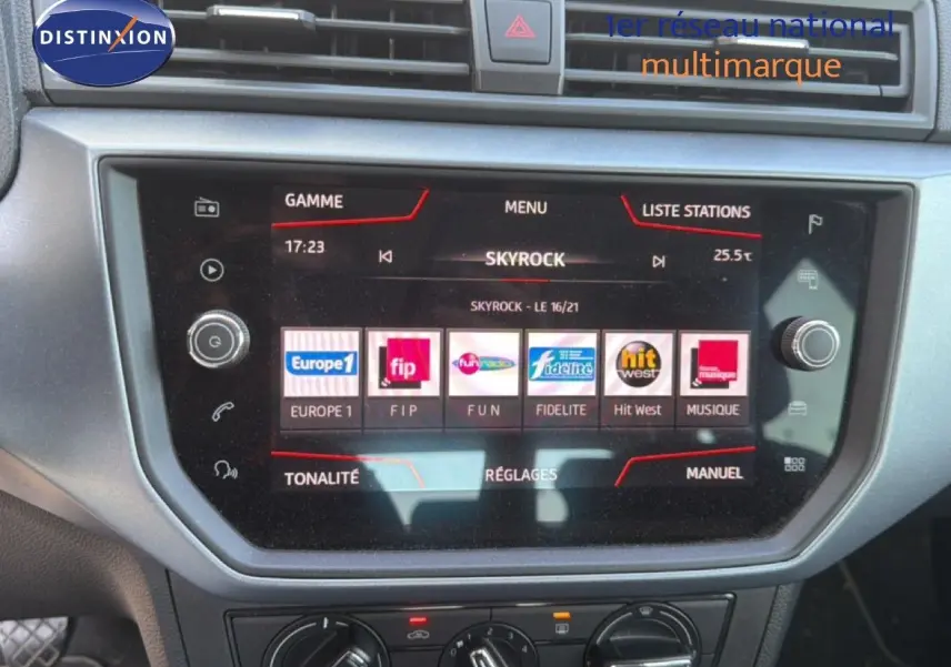 Vue rapprochée de l’écran multimédia central du SEAT Arona gris urbain avec toit noir, affichant les stations radio.